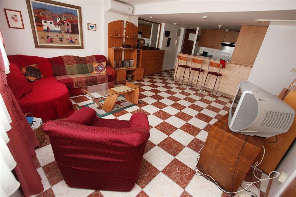 Split Apartments Peric Bagian luar foto